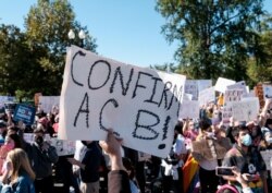 Contramanifestantes a la Marcha de las Mujeres en Washington, apoyan la decisión del presidente Donald Trump, de llenar la vacante en la Corte Suprema que dejó la difunta jueza Ruth Bader Ginsburg. 17 de octubre de 2020.