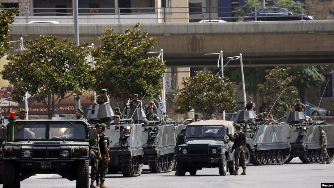 Tentara Lebanon mengamankan lokasi di mana terjadi penembakan atas seorang demonstran anti Hizbullah di Beirut, Minggu (9/6).