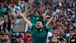 Aficionados animan durante la segunda mitad de un partido de fútbol de la Copa Oro de CONCACAF entre México y Qatar el domingo 2 de julio de 2023 cuando un fanático apuñaló a otro de la hinchada mexicana en Santa Clara, California.