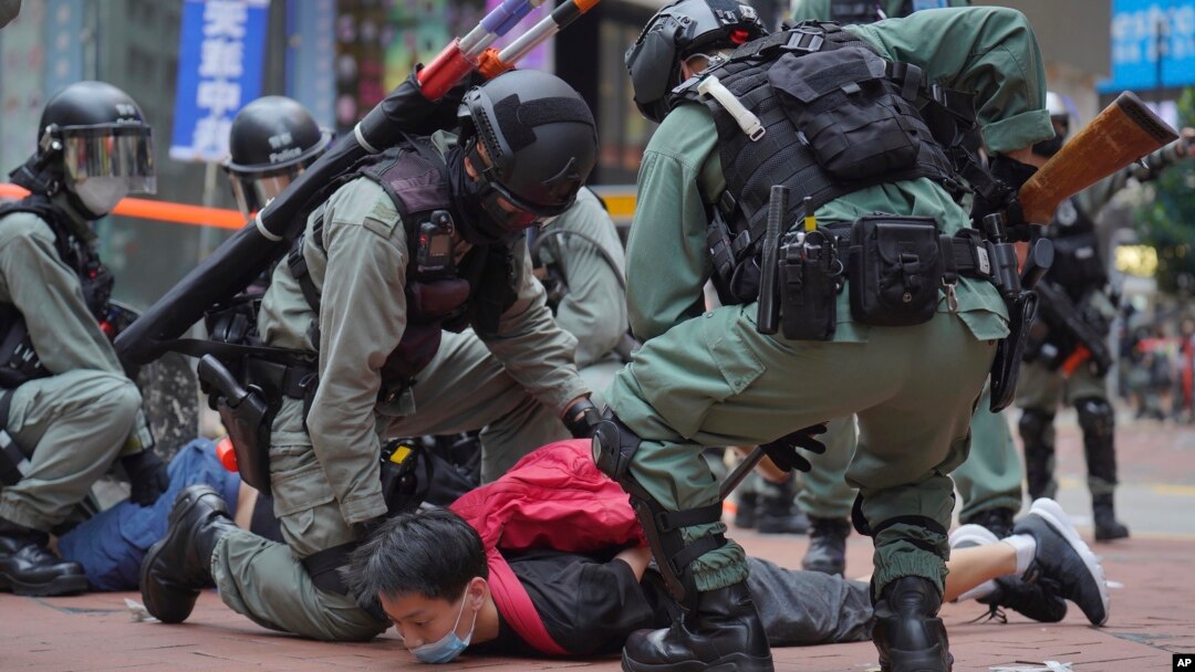 Polisi anti huru-hara menahan seorang demonstran di Causeway Bay, Hong Kong, 24 Mei 2020. (AP Photo/Vincent Yu)