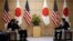 美国印太司令部司令戴维森海军上将(左)在东京的首相办公室与日本首相菅义伟)举行会谈。(2020年10月22日)