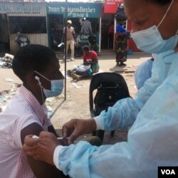 Simeon Phiri gets vaccinated at a mobile vaccination clinic at Limbe Market in Blantyre. Health authorities say the initiative will increase vaccine uptake among Malawians. (Lameck Masina/VOA)