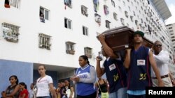 Parientes de un basketbolista asesinado cargan su ataúd en Caracas. Los homicidios aumentaron dramáticamente en el país en 2015.