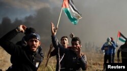 Warga Palestina melakukan aksi unjuk rasa memrotes keputusan Trump mengakui Yerusalem sebagai ibu kota Israel, dalam aksi di kota Gaza, Jalur Gaza hari Jumat (8/12). 