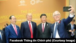 Bức ảnh trên trang Facebook của Thông tin Chính phủ cho thấy Thủ tướng Úc Malcolm Turnbull chụp ảnh selfie với TT Donald Trump, Chủ tịch Tập Cận Bình và Chủ tịch Trần Đại Quang tại hội nghị APEC ở Đà Nẵng.