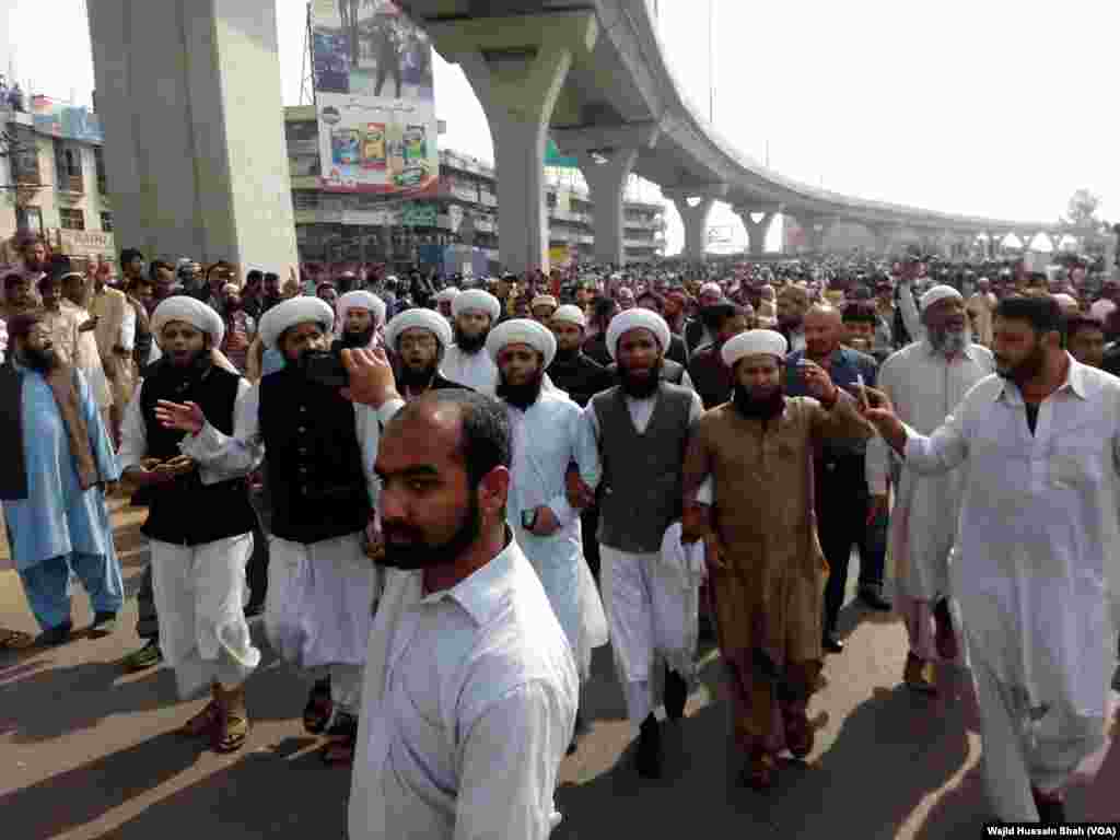 جنازے کے مقررہ وقت سے کئی گھنٹے قبل ہی لوگوں کی بڑی تعداد لیاقت باغ میں جمع ہوئی۔&nbsp;