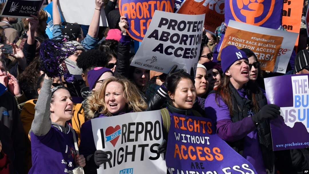Para perempuan pendukung hak-hak aborsi melakukan unjuk rasa di depan gedung Mahkamah Agung Amerika di Washington DC (foto: dok).