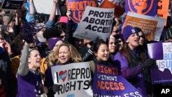 Para perempuan pendukung hak-hak aborsi melakukan unjuk rasa di depan gedung Mahkamah Agung Amerika di Washington DC (foto: dok).