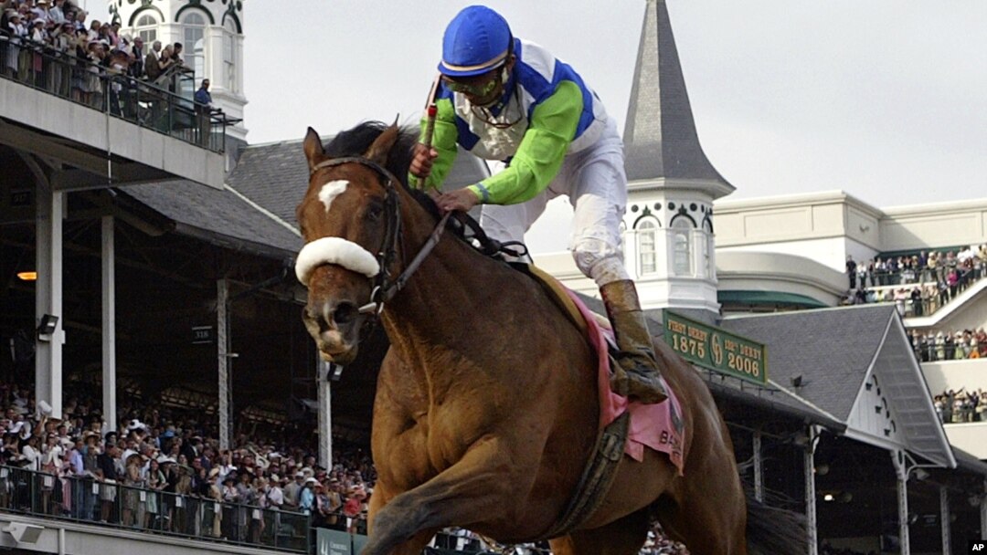 La imagen del 6 de mayo de 2006 recuerda el esplendor de Barbaro en plena carrera conducido por Edgar Prado al ganar el Kentucky Derby.
