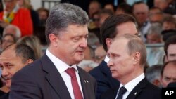 Presiden Ukraina Petro Poroshenko dan Presiden Rusia Vladimir Putin saat menghadiri acara peringatan Perang Dunia di Perancis Juni lalu (foto: dok).