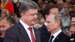 President Ukraina Petro Poroshenko dan Presiden Rusia Vladimir Putin saat bertemu di Ouistreham, Perancis 6 Juni lalu (foto: dok).