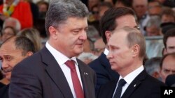 Presiden terpilih Ukraina Petro Poroshenko (kiri) berbincang sejenak dengan Presiden Rusia, Vladimir Putin di Normandia, Jumat (6/6).