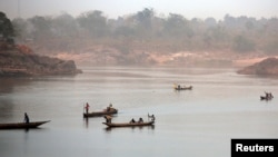 Les canoës en bois traversent la rivière Ubangi de la RDC à Bangui, en RCA, le 15 février 2016. 