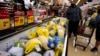 La gente compra pavos congelados para la cena de Acción de Gracias en una tienda de comestibles en Mount Prospect, Illinois, el 17 de noviembre de 2021.