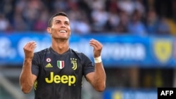 L'attaquant portugais de la Juventus, Cristiano Ronaldo, après avoir raté un tir lors du match contre l'AC Chievo au stade Marcantonio-Bentegodi de Vérone, le 18 août 2018.