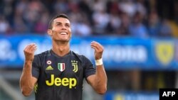 L'attaquant portugais de la Juventus, Cristiano Ronaldo, après avoir raté un tir lors du match de football contre AC Chievo au stade Marcantonio-Bentegodi de Vérone, le 18 août 2018.