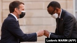 Perezida Emmanuel Macron w'Ubufaransa aramukanya na Perezida w'u Rwanda Paul Kagame