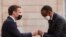 Le président français Emmanuel Macron accueille le président rwandais Paul Kagame à son arrivée pour un dîner au palais présidentiel de l'Élysée à Paris, le 17 mai 2021.