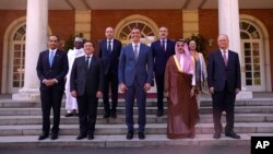 El presidente del gobierno de España, Pedro Sánchez (centro), posa junto al ministro de Exteriores de España, José Manuel Albares (segundo por la derecha) y ministros de Exteriores de Oriente Medio en el Palacio de la Moncloa, en Madrid, el 29 de mayo de 2024.
