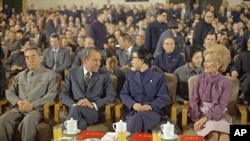 1972年2月28日，中国总理周恩来和毛泽东夫人江青在上海陪美国总统尼克松和夫人观看文艺演出