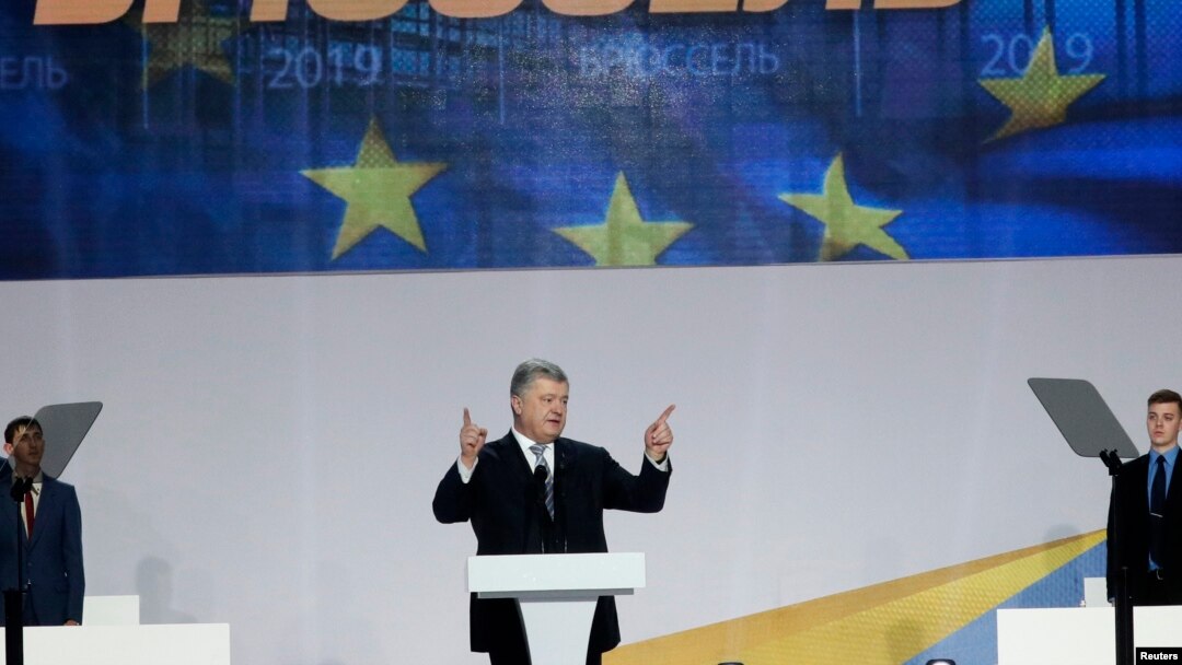Presiden Ukraina Petro Poroshenko berpidato di depan pendukungnya pada pengumuman pencalonan kembali dalam Pilpres mendatang di Kyiv, Ukraina hari Selasa (29/1).