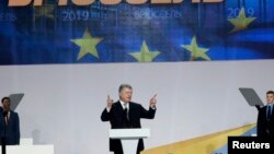 Presiden Ukraina Petro Poroshenko berpidato di depan pendukungnya pada pengumuman pencalonan kembali dalam Pilpres mendatang di Kyiv, Ukraina hari Selasa (29/1).