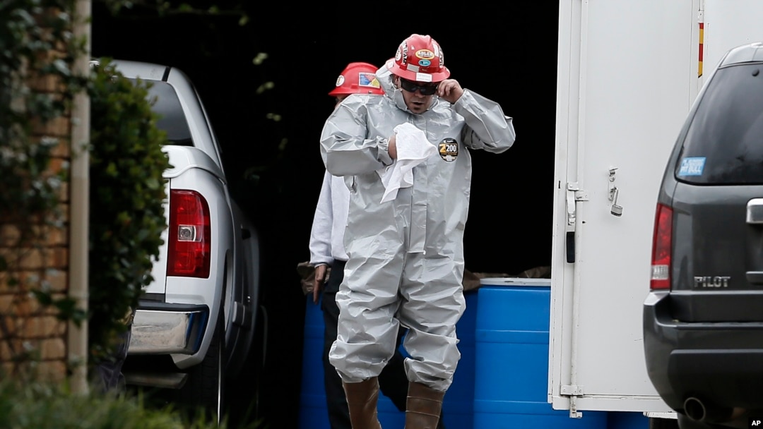 Chuyên gia tới khử trùng căn hộ của nhân viên y tế thứ hai bị phát hiện nhiễm virus Ebola tại Dallas, Texas.