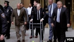 Weinstein (67 tahun), meninggalkan gedung pengadilan New York Senin (6/1), dengan menggunakan alat bantu jalan pasca operasi punggung baru-baru ini.