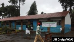 Para pemilih mendatangani Sekolah Dasar Kibera, Kenya, 26 Oktober 2017, di daerah kumuh di Nairobi untuk memberikan suara pada pemilihan presiden ulang. 