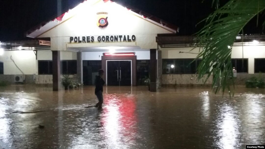 Kantor Polsek Gorontalo terendam banjir. (Courtesy: BNPB)