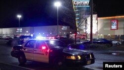 Polisi dan kendaraan darurat di mal Clackamas Town Center di Portland, tempat terjadi penembakan. (Reuters/Steve Dipaola)