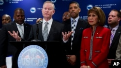 Mick Cornett (ante el podio), alcalde de Oklahoma City y presidente de la asociación, dijo en conferencia de prensa que la resolución fue adoptada por consenso y de manera bipartidista.