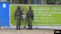 ເຈົ້າໜ້າທີ່ຕຳຫລວດເຄນຢາ ຢືນຢູ່ຕໍ່ໜ້າມະຫາວິທະຍາໄລ Garissa.