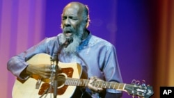 FILE - In this May 1, 2008 file photo, Richie Havens plays at the opening night ceremony during the 61st International film festival in Cannes, southern France.