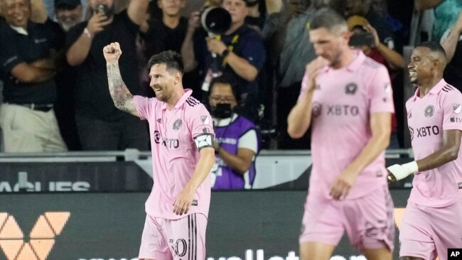 Leo Messi celebra su tanto ante el Cruz Azul en el Drive Pink Stadium de Fort Lauderdale, el 21 de julio de 2023, en su debut con el Inter Miami