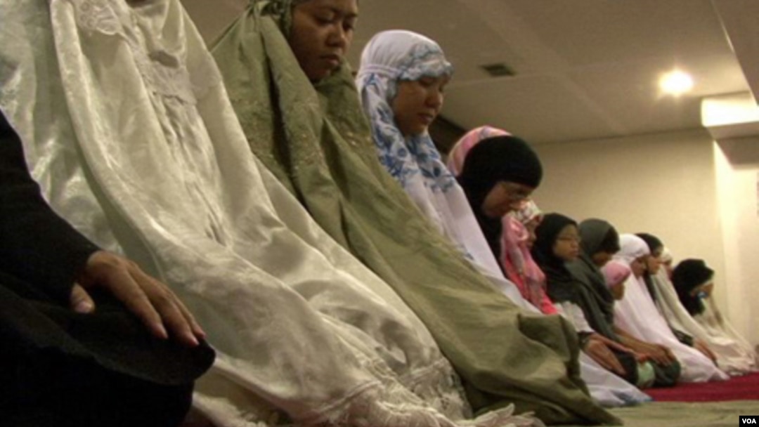 Warga Muslim di Golden Colorado sholat melakukan shalat Tarawih berjamaah.