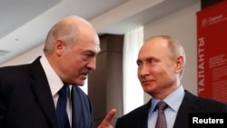 Alexander Lukashenko, que busca contrarrestar las protestas tras la relección catalogada de fraudulenta, es un aliado de Rusia. Desde que comenzó la crisis el pasado 9 de agosto de 2020, suele conversar con frecuencia con el presidente Vladimir Putin. 