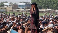 شرکت یک دختر افغان که در حمله ناتو اعضای خانواده خود را از دست داده، در تظاهرات علیه ناتو در طالوغان افغانستان، ۱۸ مه ۲۰۱۱