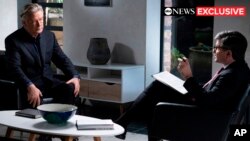 Esta imagen difundida por ABC News muestra al actor y productor Alec Baldwin, a la izquierda, durante una entrevista con el copresentador de “Good Morning America”, George Stephanopoulos.