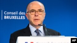 Mendagri Perancis, Bernard Cazeneuve memberikan keterangan kepada media usai pertemuan para Menteri Uni Eropa di Brussels, Belgia, Kamis (24/3).