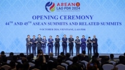 Para pemimpin negara-negara ASEAN berpose bersama pada pembukaan KTT ASEAN di Vientiane, Laos hari Rabu (9/10). 