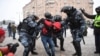 La policía antidisturbios detiene a un hombre durante un mitin en apoyo del encarcelado líder opositor Alexei Navalny en Moscú, Rusia, el 31 de enero de 2021.