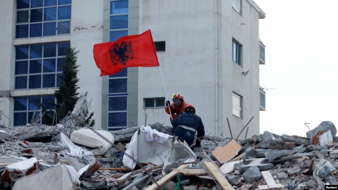 Spasioci pretražuju ruševine u Draču