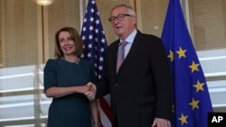 La presidente de la Cámara de Representantes de EE.UU., Nancy Pelosi, estrecha la mano del presidente de la Comisión Europea, Jean-Claude Juncker antes de su reunión en Bruselas el lunes, 18 de febrero de 2019.