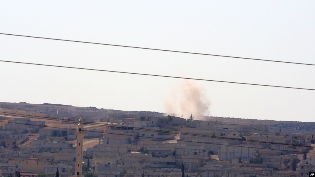 Pertempuran antara militan ISIS dengan pasukan Kurdi Suriah di kota Kobani, Suriah semakin meningkat, Jumat (4/10).