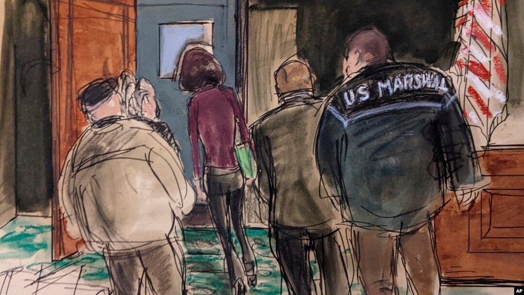 En este dibujo se muestra a la socialité británica Ghislaine Maxwell abndonando la sala bajo escolta tras ser declarada culpable de cinco cargos, el viernes 3 de diciembre de 2021, en Nueva York, EE. UU. 