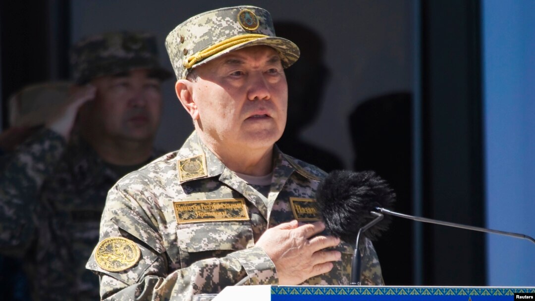 Prezident Nursulton Nazarboyev Vatan mudofaachilari kuni munosabati bilan Almatidagi tantanada qatnashayapti. 7-may, 2013-yil.