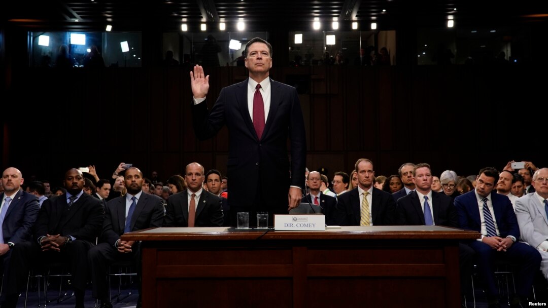Bivši direktor FBI-a Džejms Komi se zaklinje da će govoriti istinu pred početak svedočenja u Senatu SAD, 8. jun 2017.
