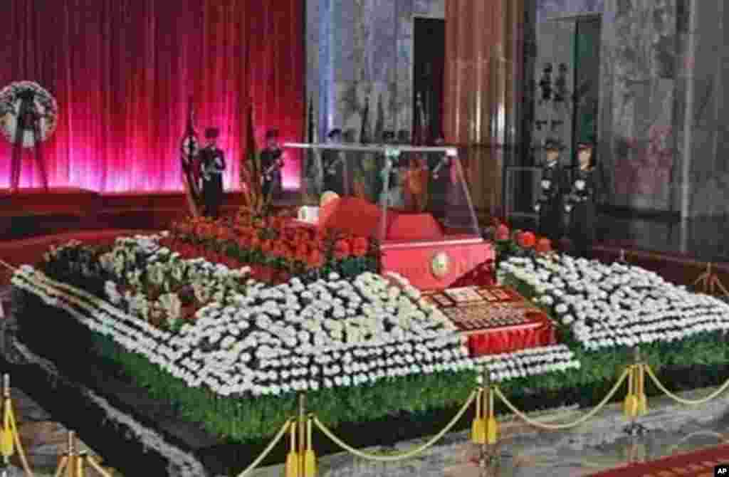 The body of North Korean leader Kim Jong-il lies in state at the Kumsusan Memorial Palace in Pyongyang, December 20, 2011. (Reuters)