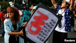 Manifestantes portan una televisión ficticia durante una protesta contar la Sociedad Interamericana de Prensa SIP, en Caracas, Venezuela, el 29 de marzo, de 2008.